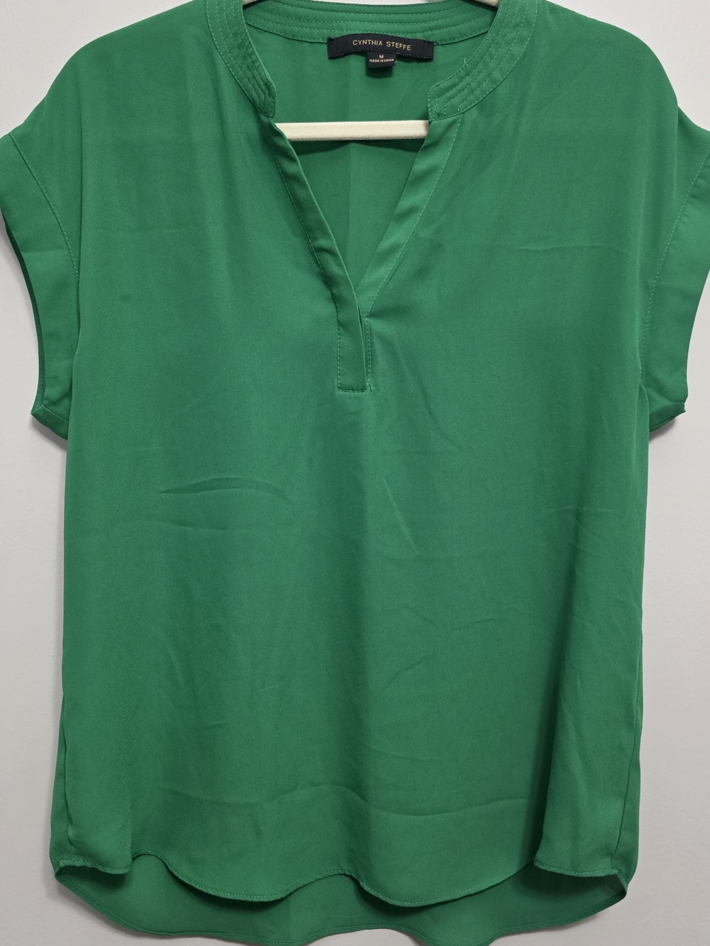 Cynthia Steffe Women’s Size Medium Green V Neck Blouse Classy